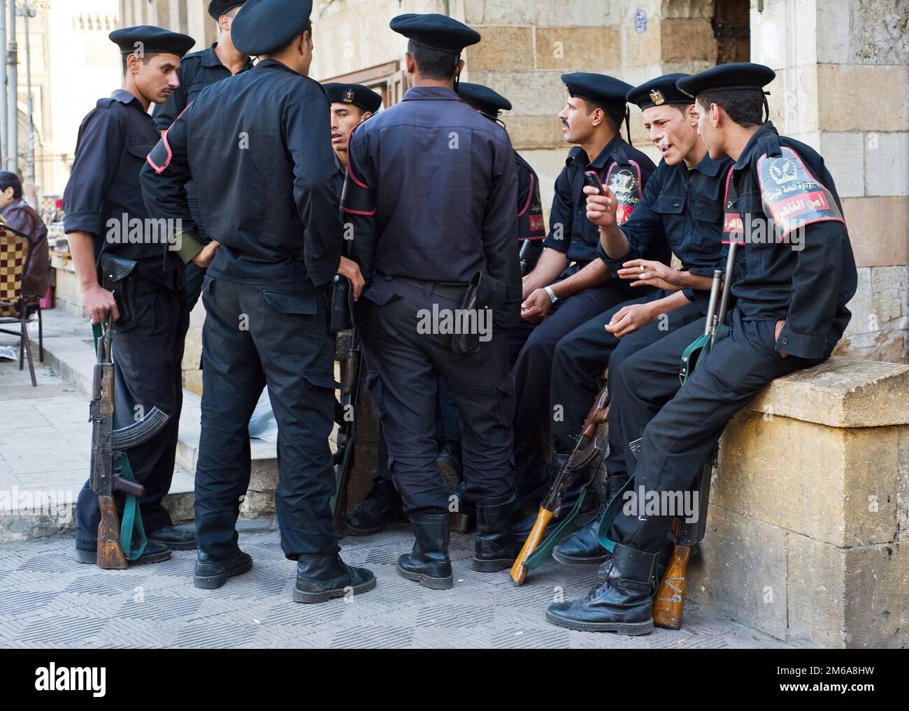 Polizia egiziana armata socializzare per strada - il Cairo Foto Stock
