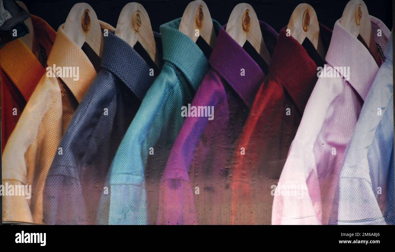 Pubblicità della camicia da uomo in un rifugio per autobus. Le vendite delle aziende di abbigliamento e dei marchi lifestyle a livello globale sono salite tra il 30% e il 70% nell'anno finanziario (FY) 2022, modificando il margine di profitto rispetto a un anno in cui il 19 ha dovuto affrontare restrizioni indotte che hanno causato una contrazione delle attività e delle vendite aziendali. Foto Stock