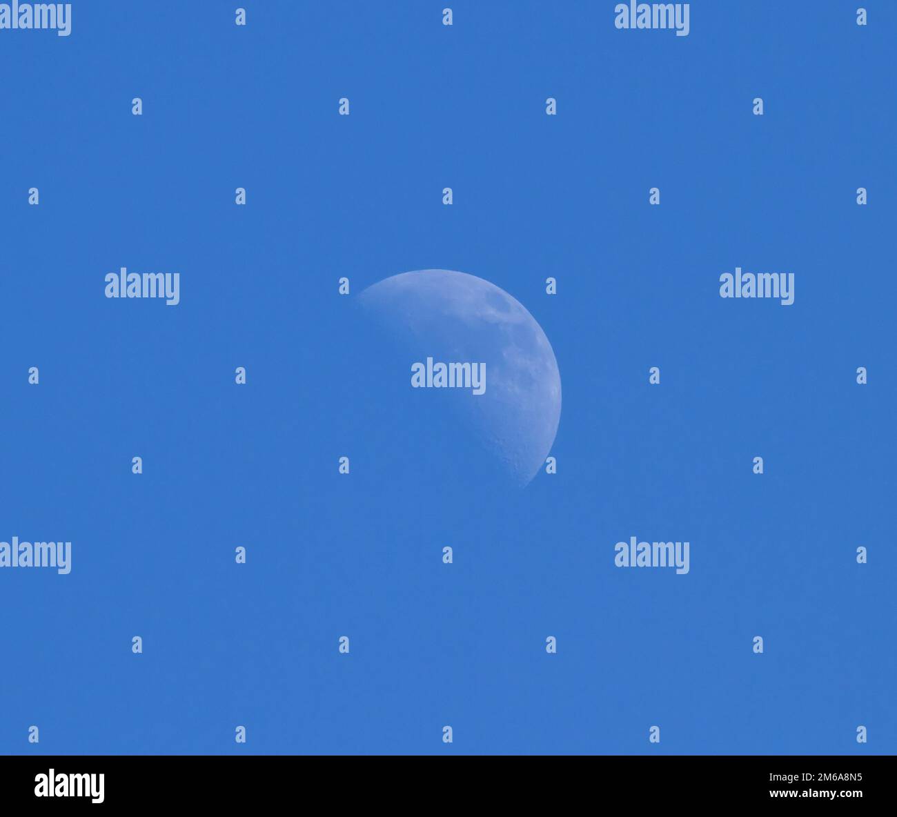 Luna contro il cielo blu Foto Stock