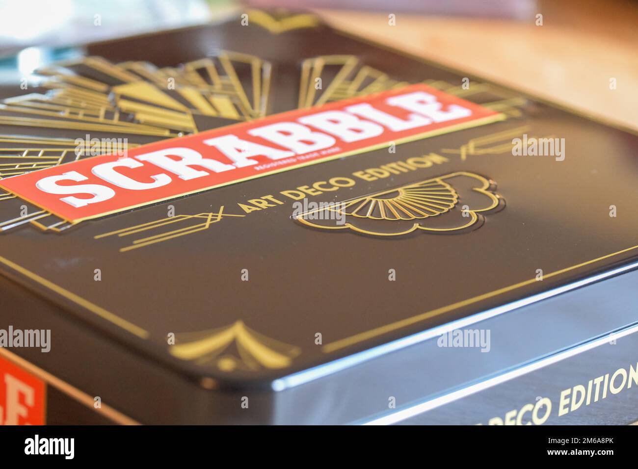 Un art deco edizione speciale scrabble bordo contenitore in stagno nero Foto Stock
