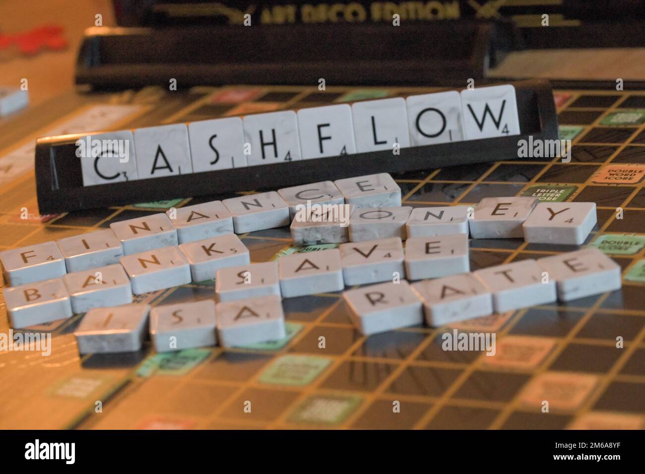 Un art deco scrabble consiglio che raffigura le parole finanziarie, flusso di cassa, finanza, banca, salvare, Tasso, ISA Foto Stock