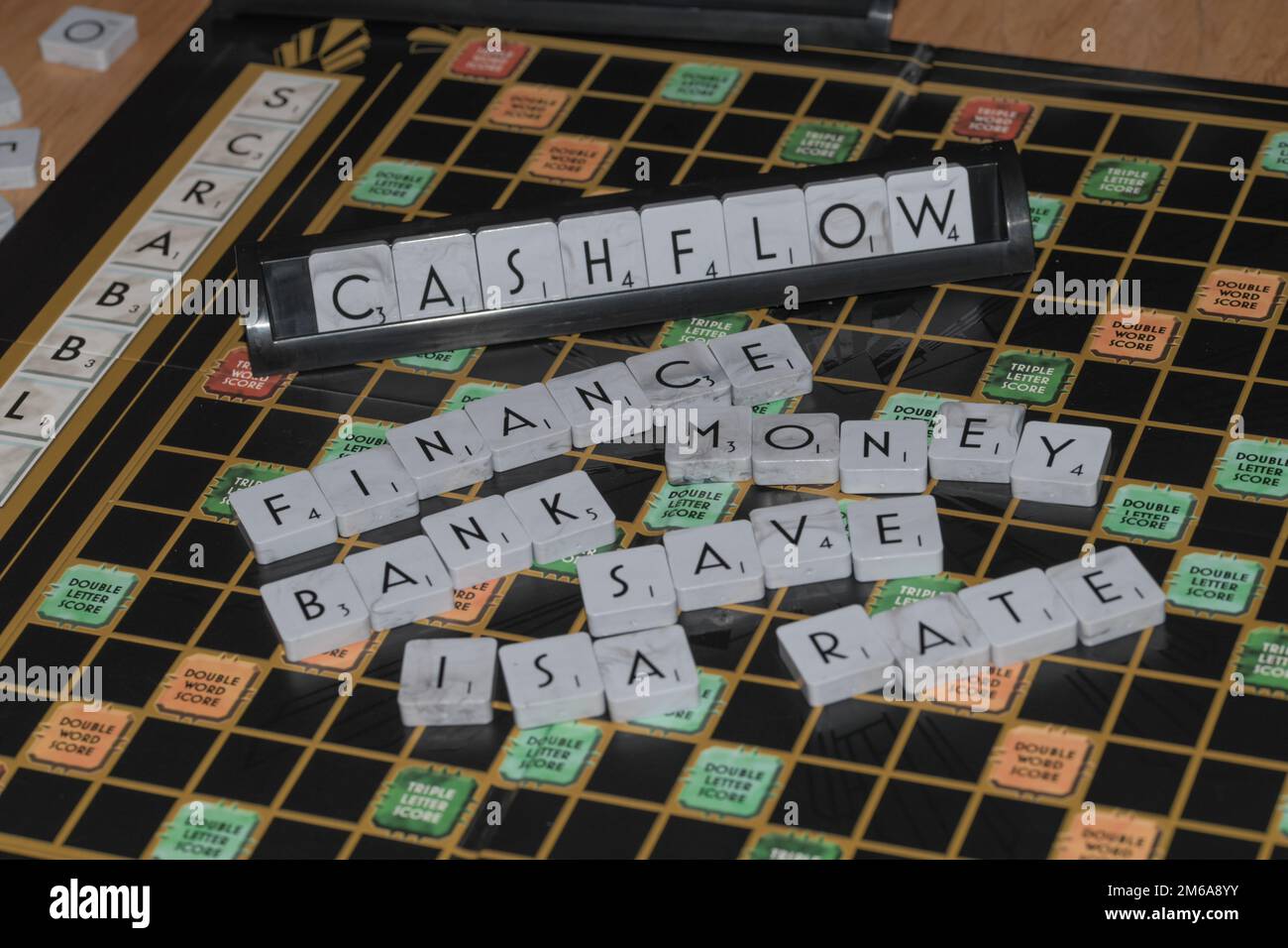Un art deco scrabble consiglio che raffigura le parole finanziarie, flusso di cassa, finanza, banca, salvare, Tasso, ISA Foto Stock