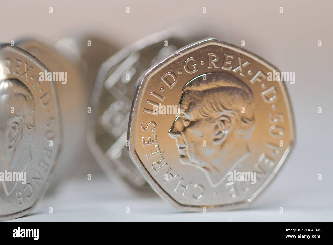 50P moneta, sua altezza reale re Carlo III Foto Stock