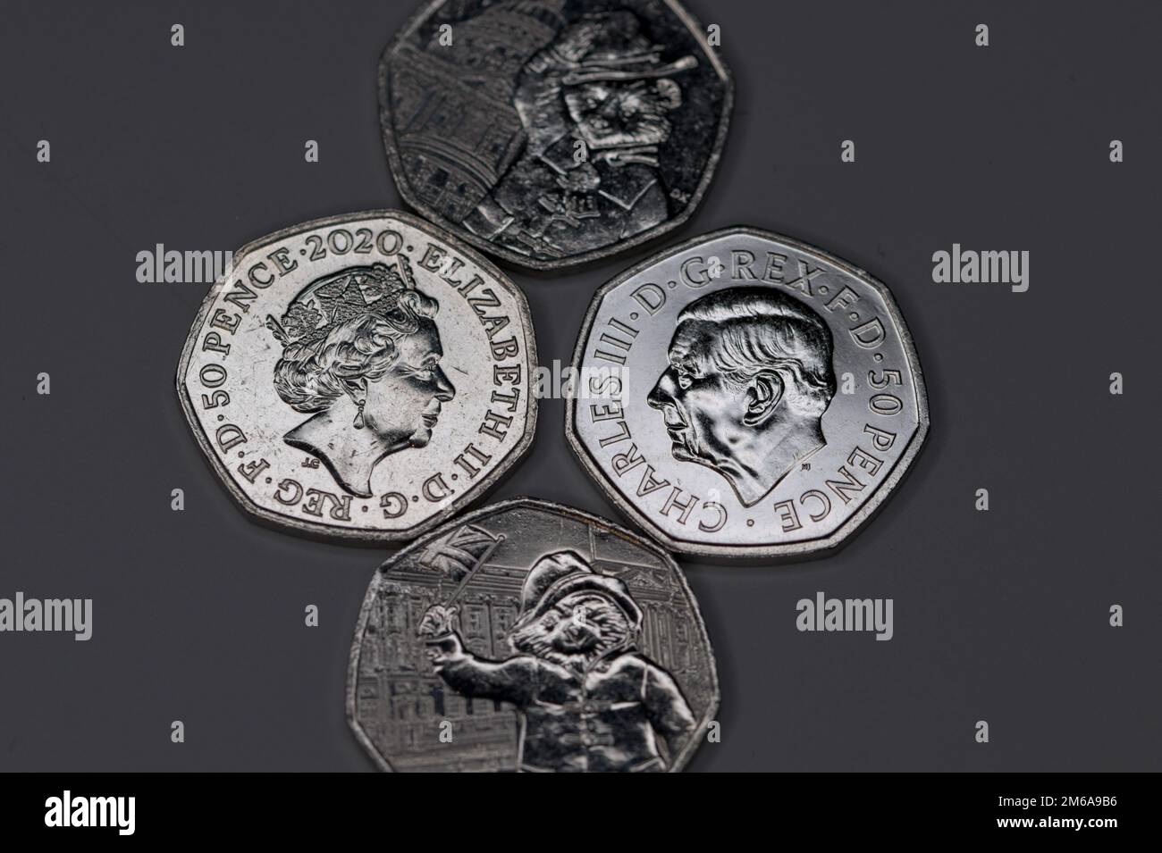 50P, sua altezza reale Re Carlo III e Regina Elisabetta II con l'Orso Paddington che saluta e Arrivederci Foto Stock