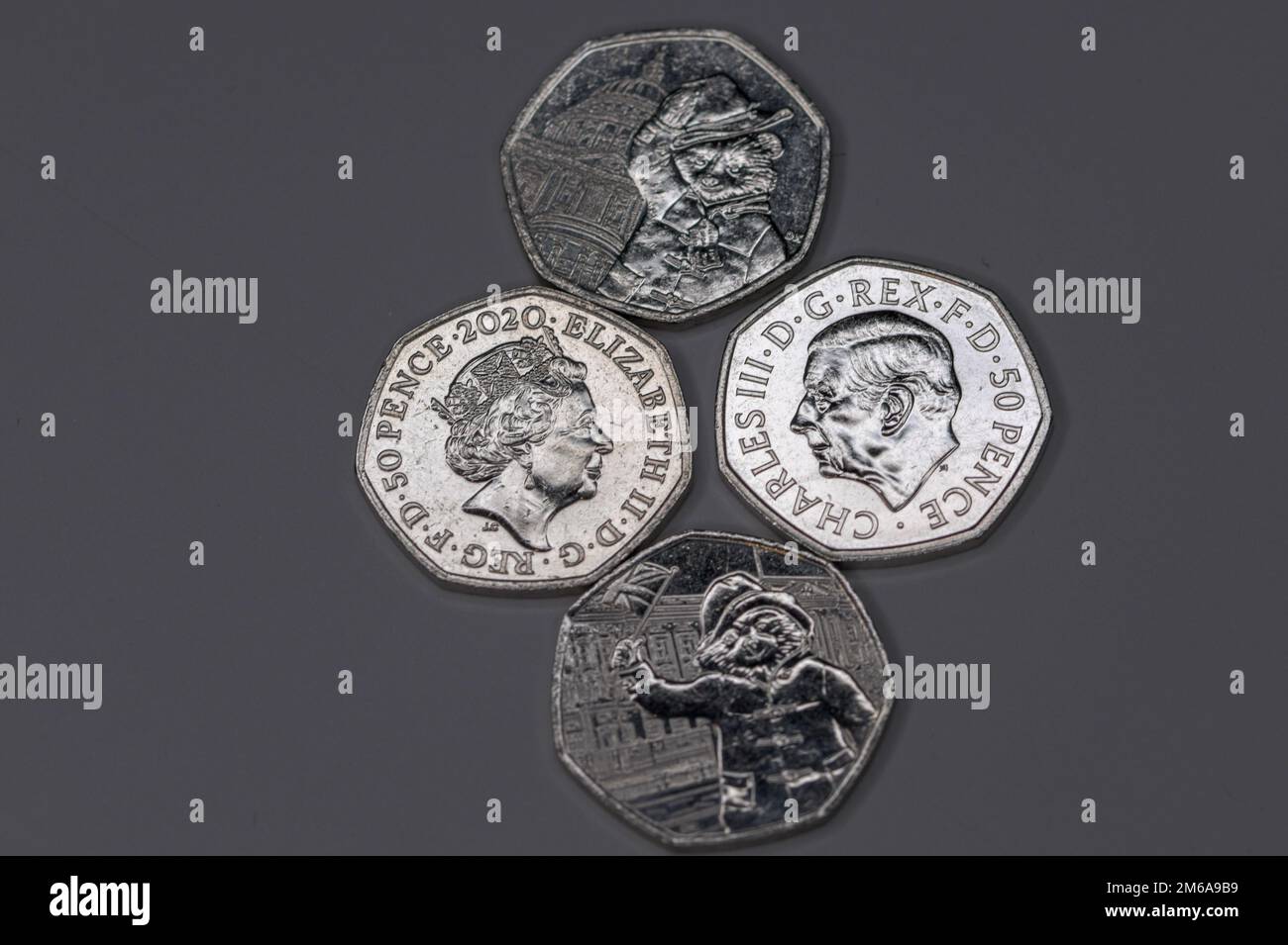 50P, sua altezza reale Re Carlo III e Regina Elisabetta II con l'Orso Paddington che saluta e Arrivederci Foto Stock