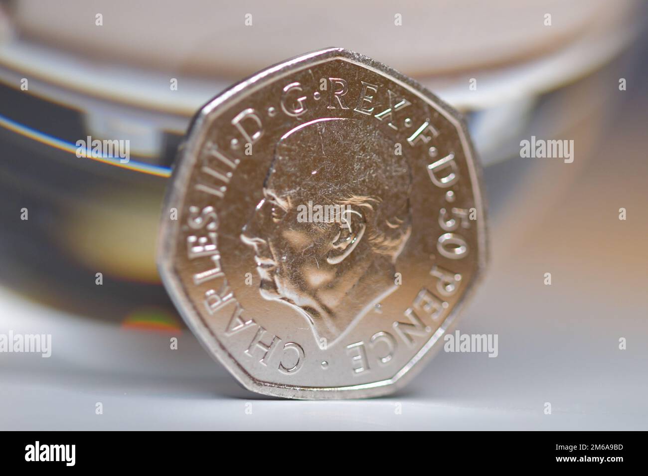 50P moneta, sua altezza reale re Carlo III Foto Stock