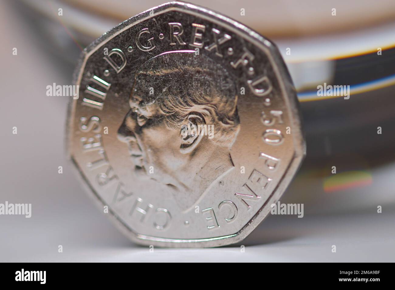 50P moneta, sua altezza reale re Carlo III Foto Stock