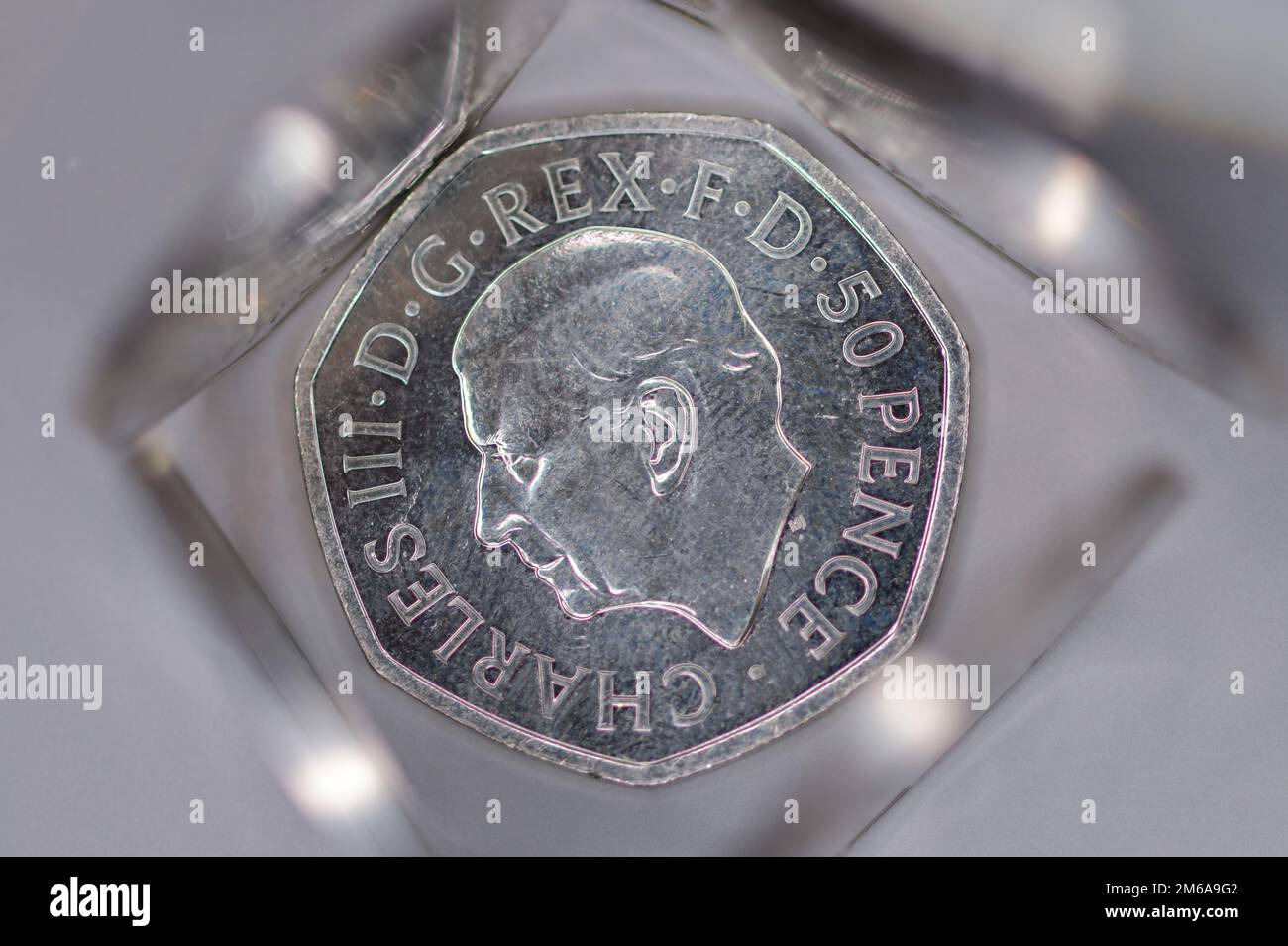 50P moneta, sua altezza reale re Carlo III Foto Stock