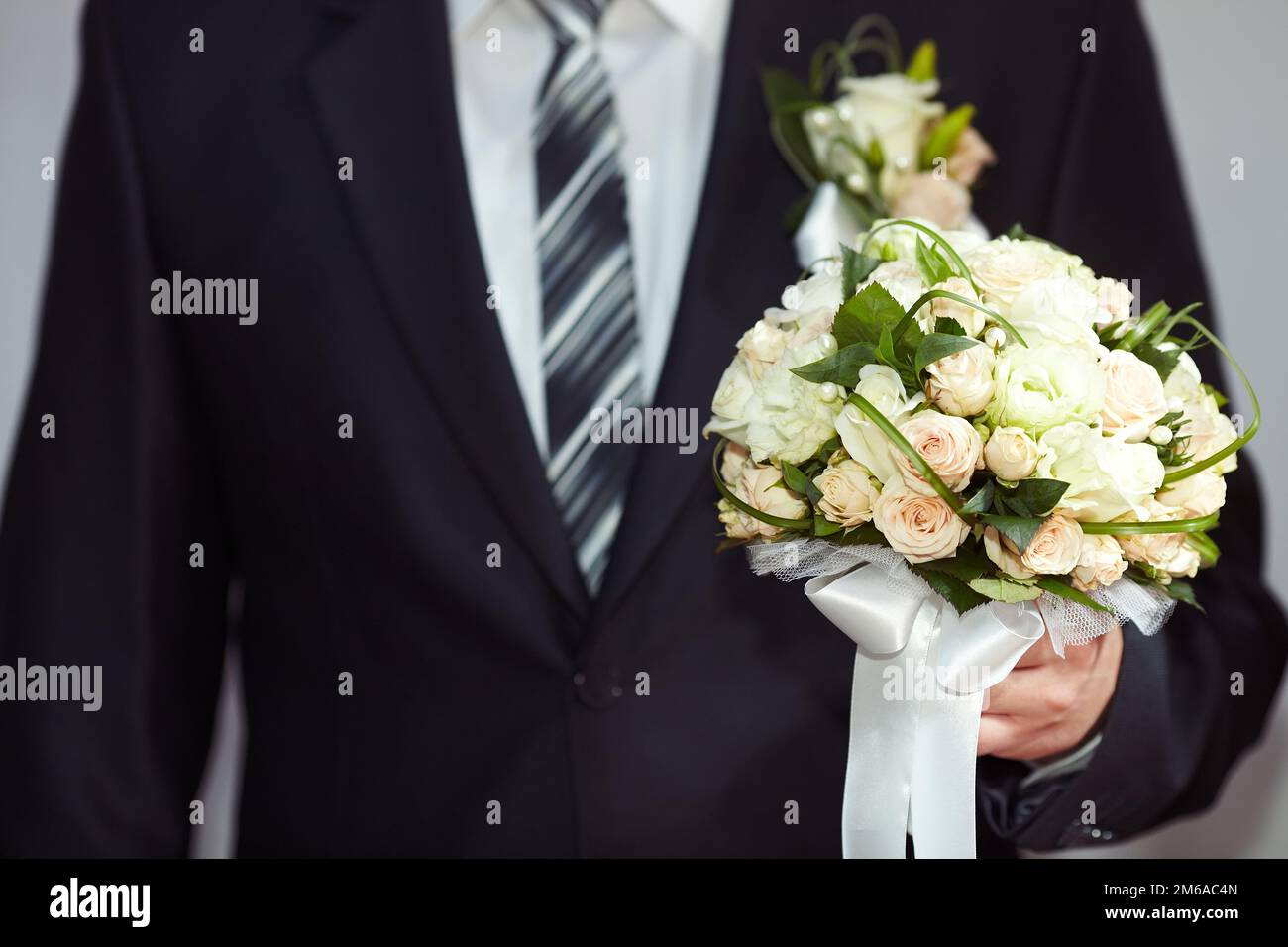 Sposare con un bouquet Foto Stock