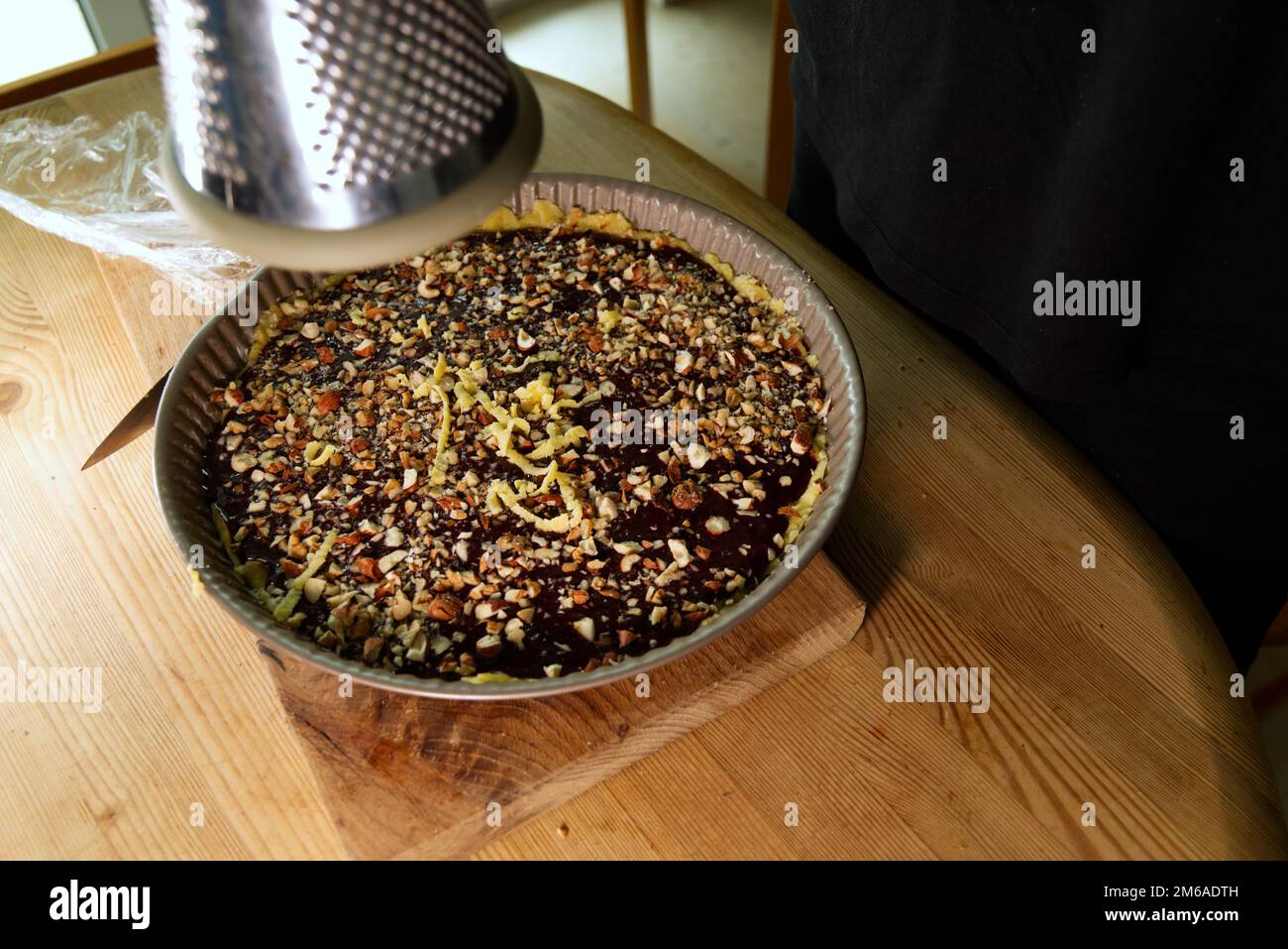 torta dolce cruda fatta in casa in una teglia da forno prima di cuocere in forno. Foto Stock