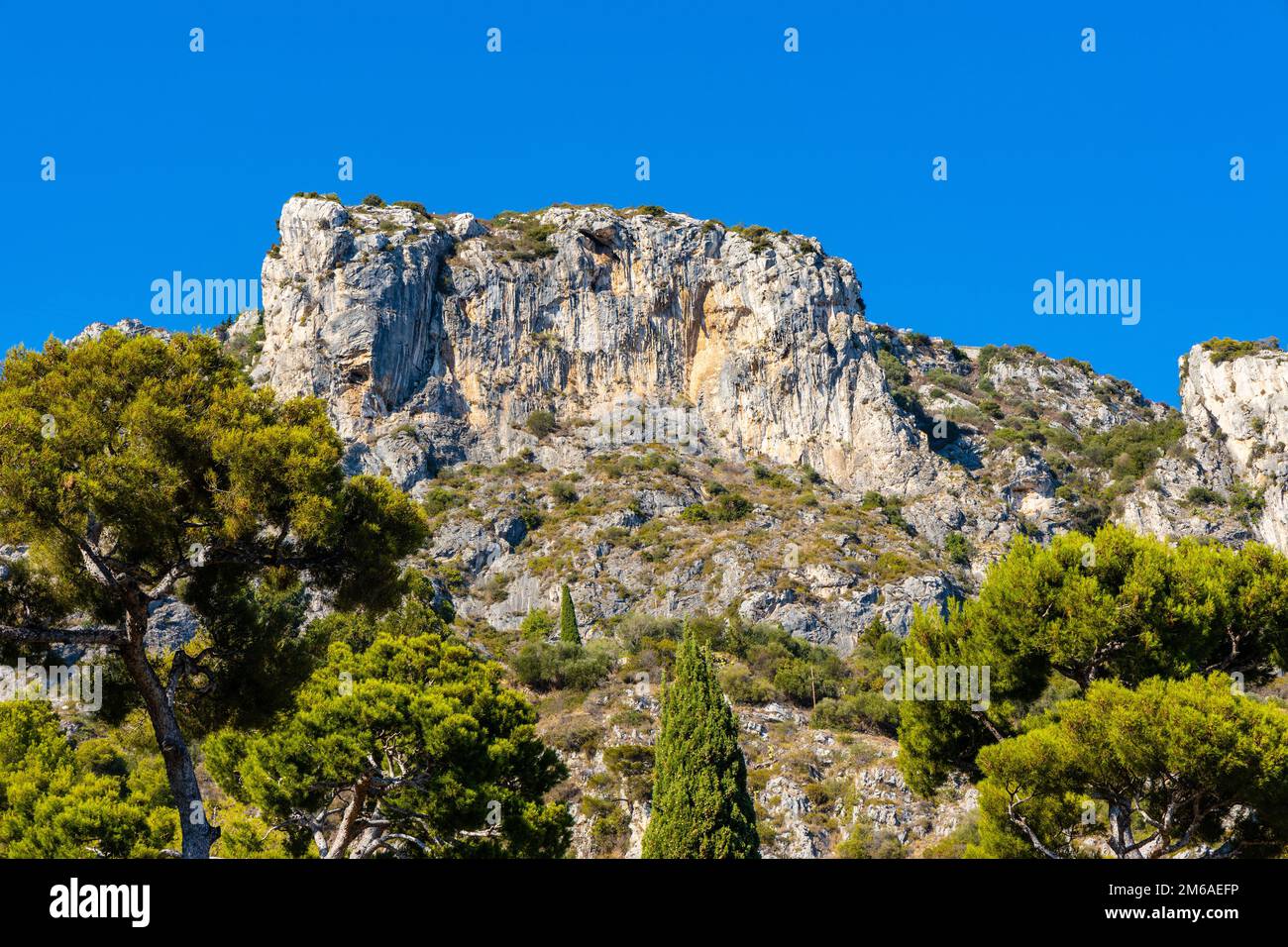 Vista panoramica delle montagne delle Alpi e delle scogliere rocciose sulla località di Eze sur Mer sulla Costa Azzurra del Mar Mediterraneo in Francia Foto Stock