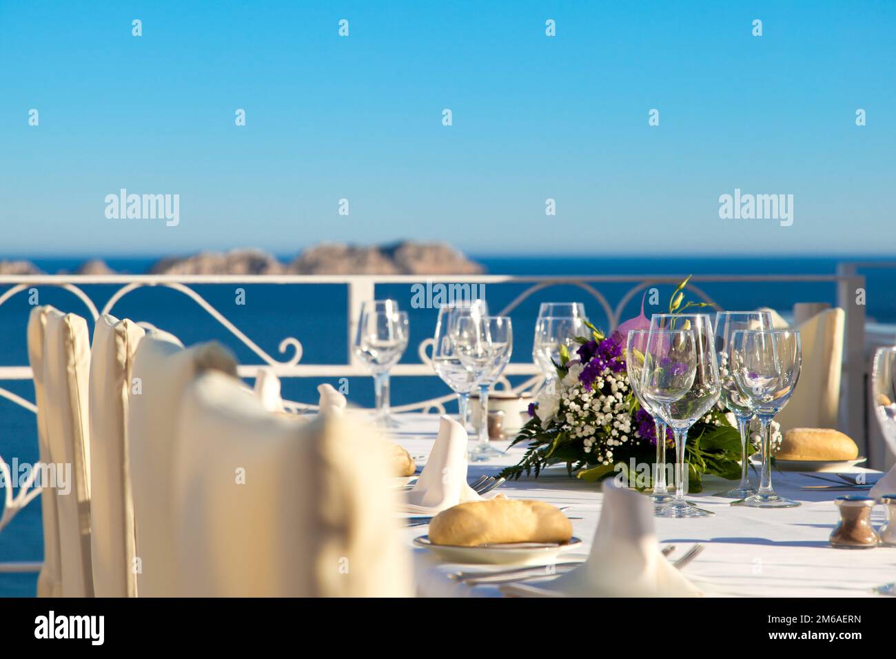 Elegante tavolo da matrimonio con vista mare Foto Stock
