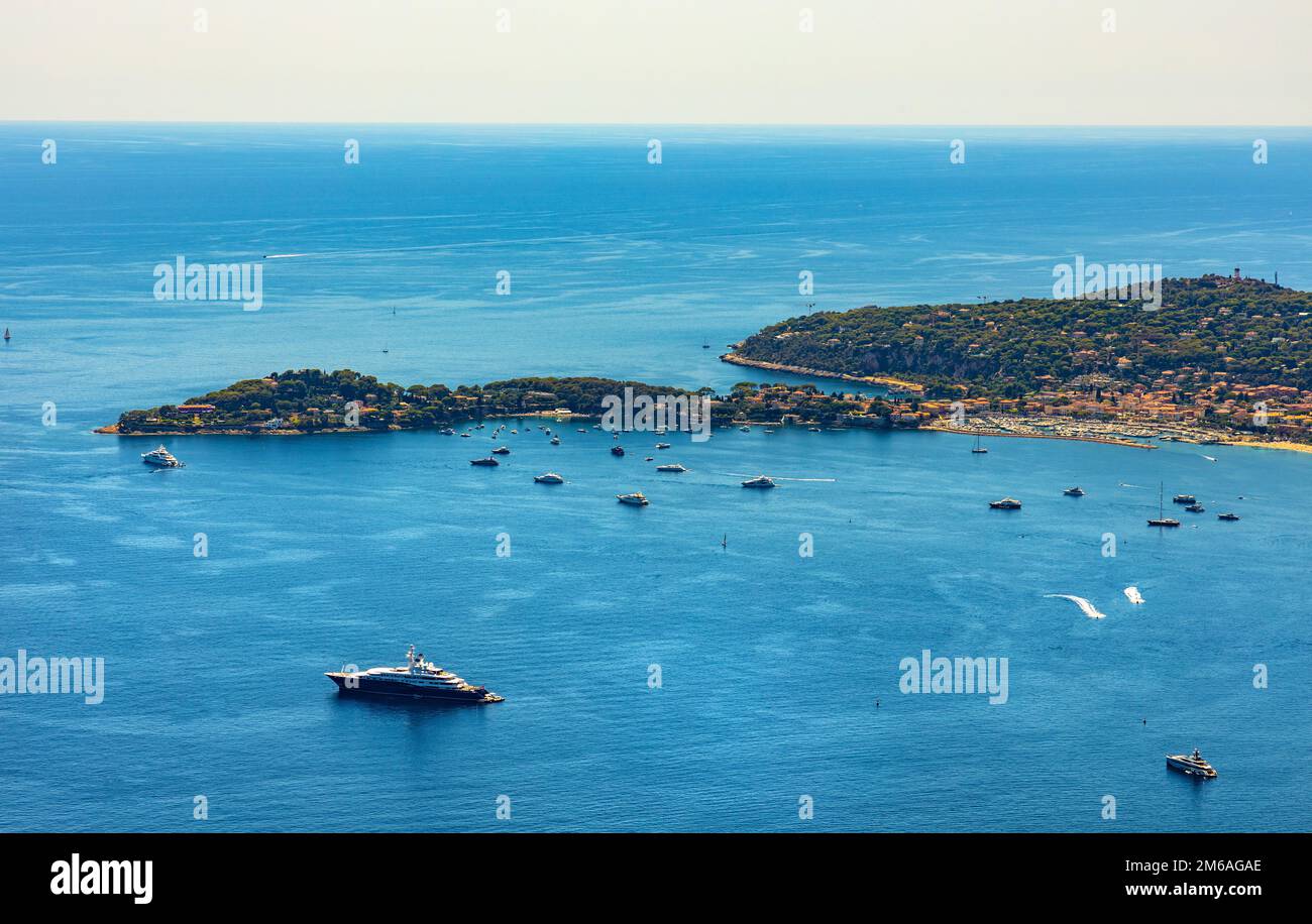 Eze, Francia - 1 agosto 2022: Vista panoramica di San capo Jean Cap Ferrat e villaggio Beaulieu sur Mer visto dalla città storica di Eze sulla Costa Azure Foto Stock