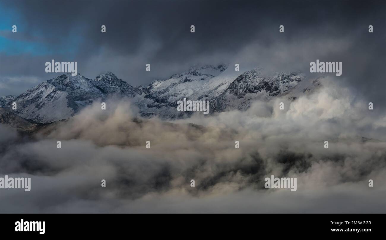 Nascita di nuvole alte in montagna in una mattina nebbia. Gamma Adzharo-Imeretinskiy. Il nord-ovest spura la catena montuosa del Caucaso maggiore. Montagne del Caucaso. Foto Stock