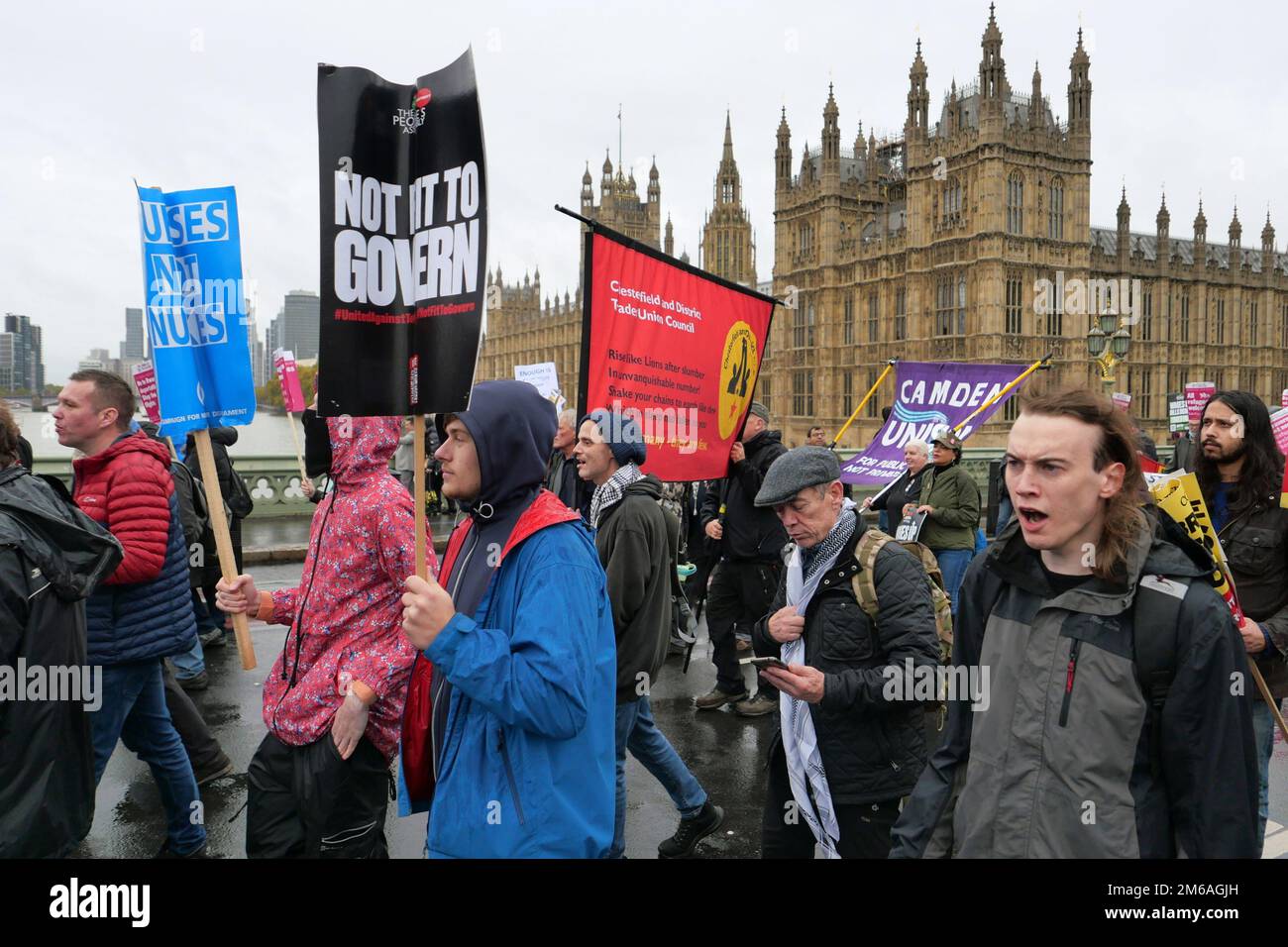 Assemblea popolare Marzo Londra 2022 Novembre, Embankment to Trafalgar Square: Anti-deportazione, Tories out, non adatto a governare. Foto Stock
