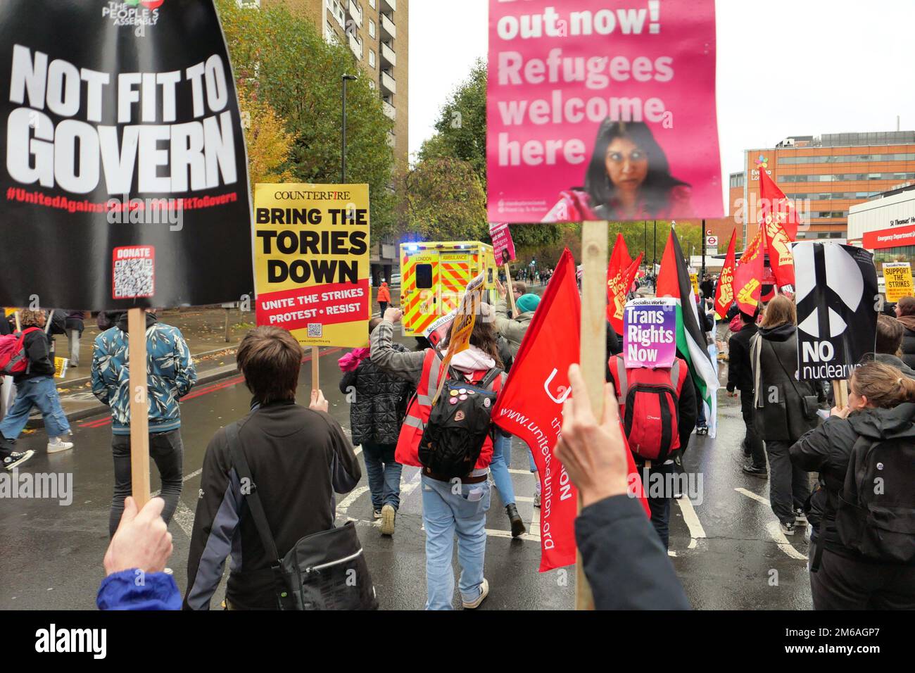 Assemblea popolare Marzo Londra 2022 Novembre, Embankment to Trafalgar Square: Anti-deportazione, Tories out, non adatto a governare. Foto Stock
