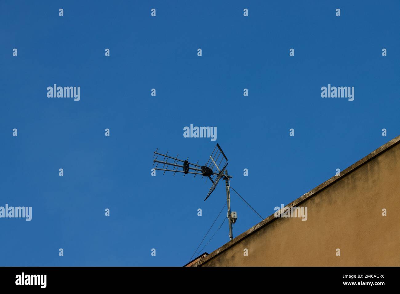 Immagine con spazio copia di un'antenna yagi sul tetto di un edificio residenziale Foto Stock