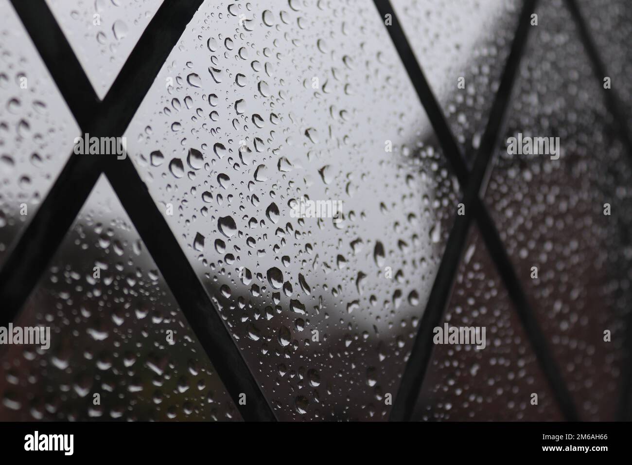 La pioggia cade su una finestra con piombo, in una giornata particolarmente umida nella periferia di Belfast, Irlanda del Nord. 14th febbraio ore 2021 11:57. Foto Stock