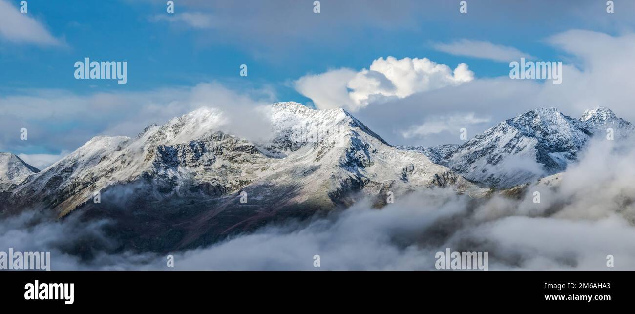 Prima neve in cima alle montagne. Dawn. Monte Mamkhurts. Il nord-ovest spura la catena montuosa del Caucaso maggiore. Montagne del Caucaso. Karachay-Cherkessia. Russ Foto Stock