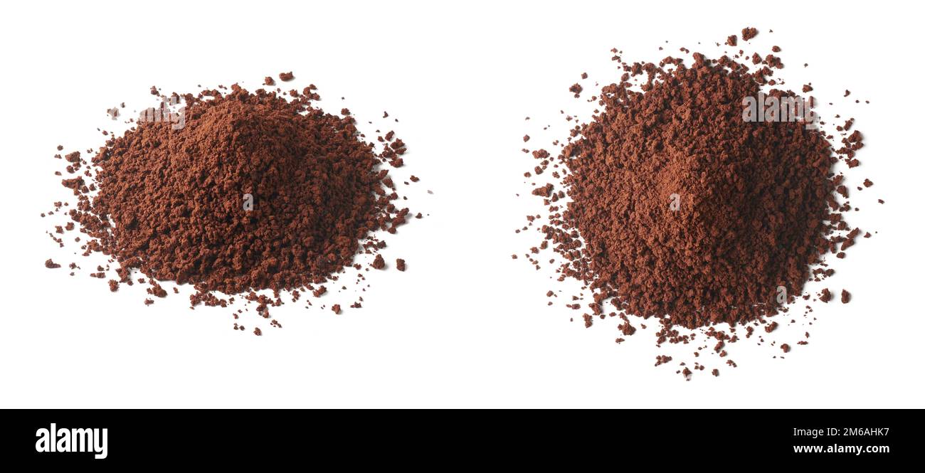 mucchio di caffè macinato, caffè arabica, chicchi di caffè tostati macinati per essere preparati, in diverse angolazioni isolate su sfondo bianco, collezione Foto Stock