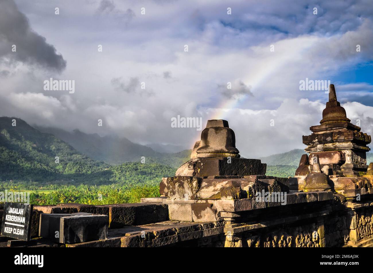 Rainbow Borobudur Complex a Yogjakarta in Java Foto Stock