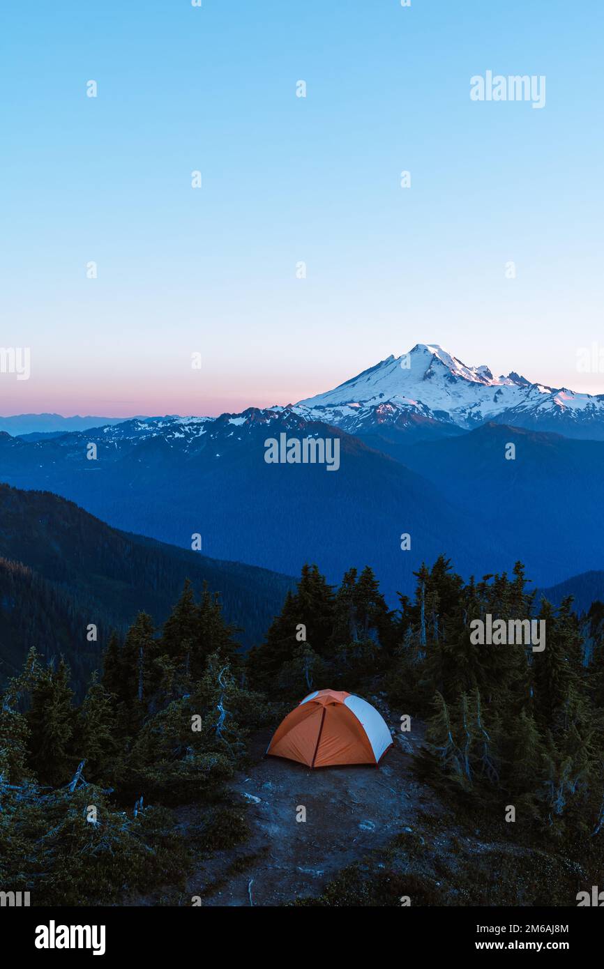Tenda da backpacking allestita per la notte con vista sul monte Baker Foto Stock