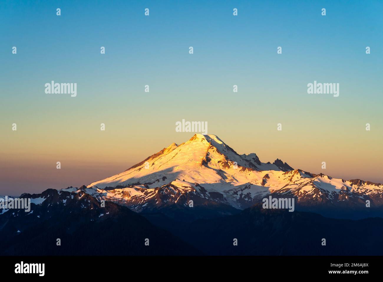 Alba sul Monte Baker nel mese di agosto Foto Stock