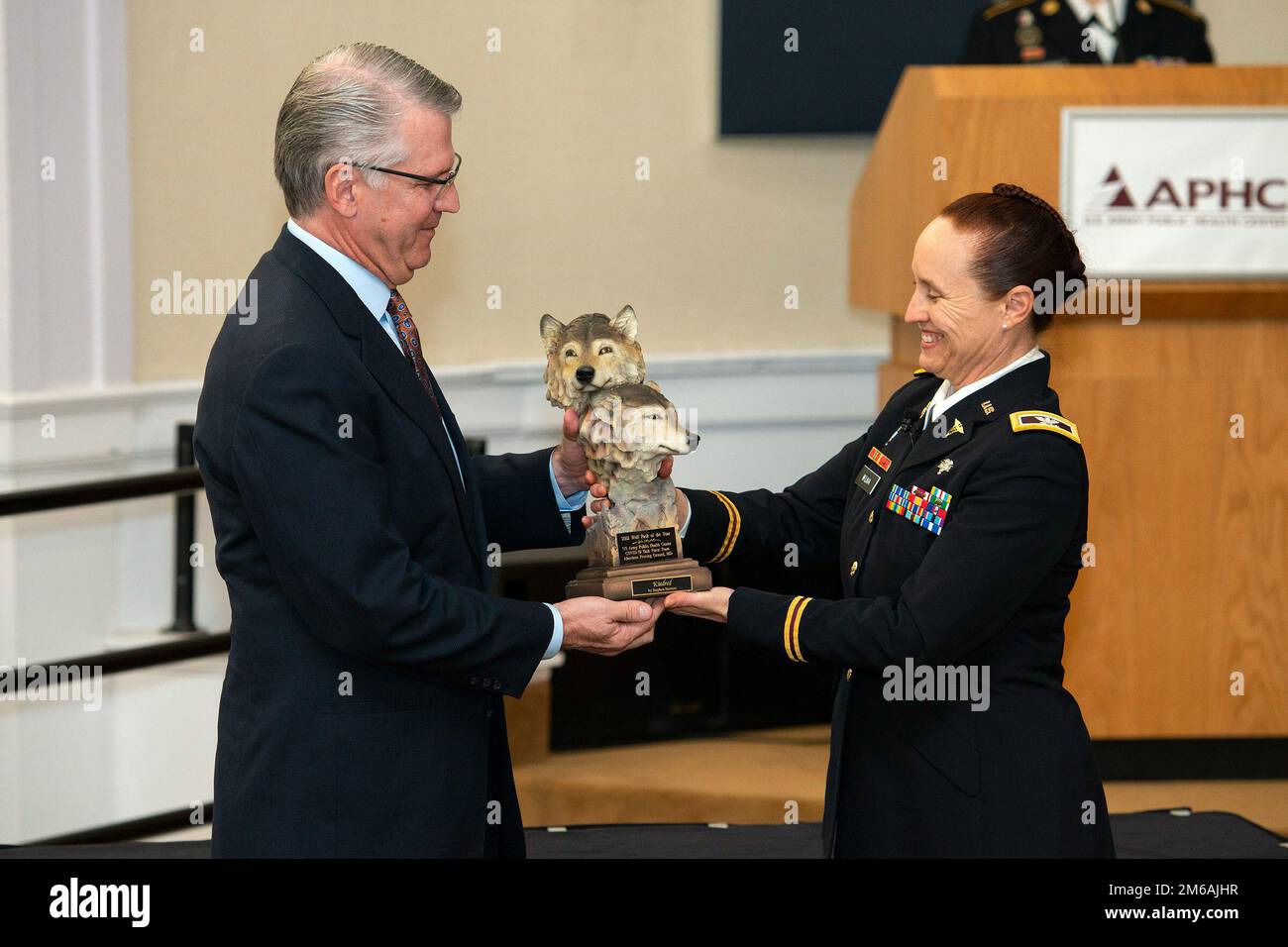 Steven Cersovsky, vicedirettore del Centro sanitario pubblico dell'esercito e responsabile della Task Force APHC COVID-19, accetta il premio annuale Wolf Pack per la Medicina dell'esercito del 2021 dal Colón Alisa Wilma, direttore dell'APHC, durante una cerimonia tenutasi presso l'Aberdeen Proving Ground, Maryland, Conference Center il 21 aprile 2022. Il premio Wolf Pack, sponsorizzato dal corpo civile del comando medico dell'esercito, riconosce l'eccezionale lavoro di squadra di un gruppo integrato di civili della medicina dell'esercito e di membri del team militare focalizzati sull'eccellenza a sostegno della medicina dell'esercito, ed è stato presentato all'Army Public Health Center COVID-19 Task Fo Foto Stock