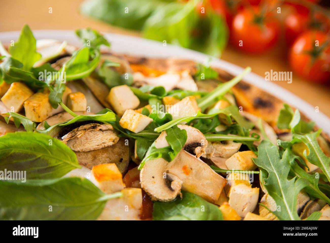 Funghi e prociutto pizza. Pizza napoletana con salsa di pomodoro, formaggio, prosciutto, funghi e verdure. Autentica ricetta italiana. Foto Stock