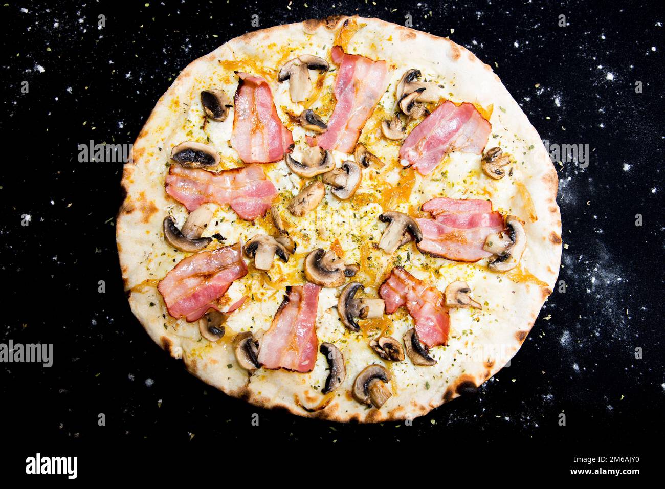 Funghi e prociutto pizza. Pizza napoletana con salsa di pomodoro, formaggio, prosciutto, funghi e verdure. Autentica ricetta italiana. Foto Stock