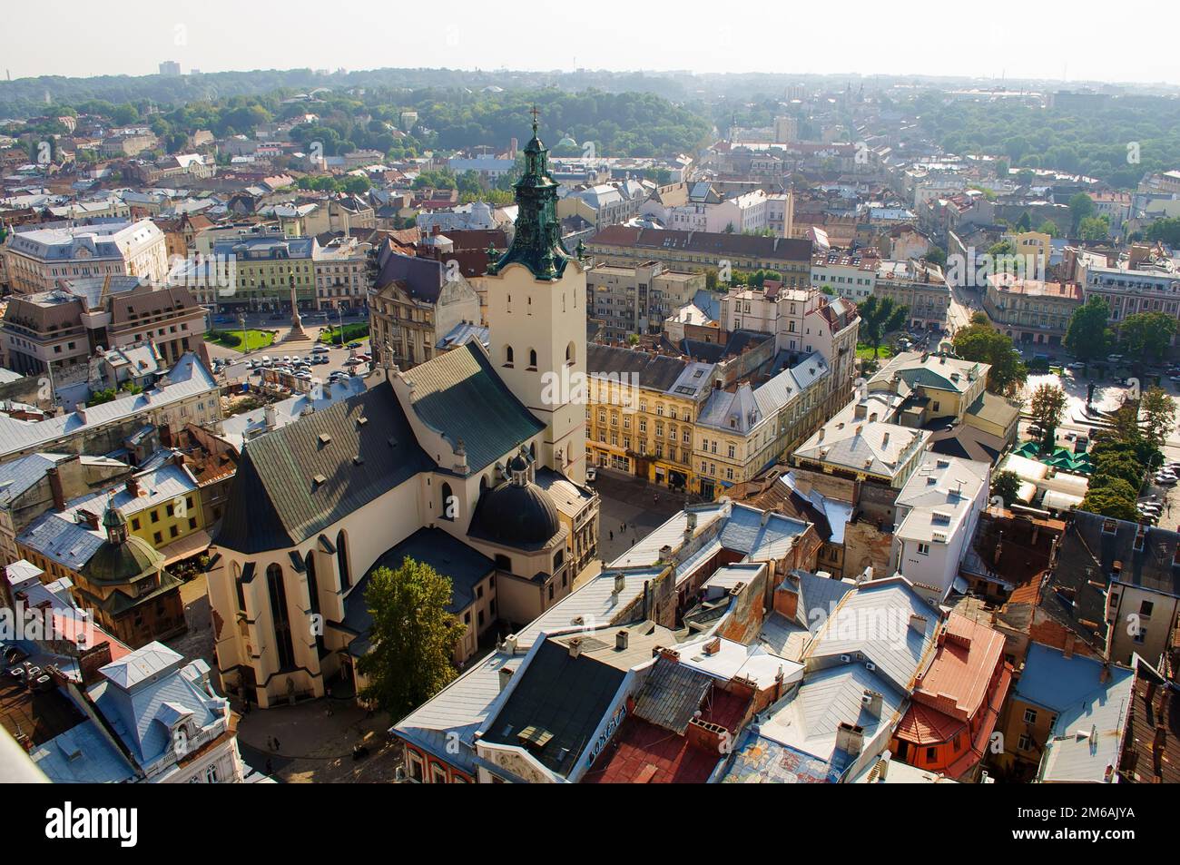 Lviv, Ucraina. 02 settembre 2014 Vista panoramica di Lviv dal Municipio. Parte storica del luogo con vecchie case e la cattedrale latina. Foto Stock