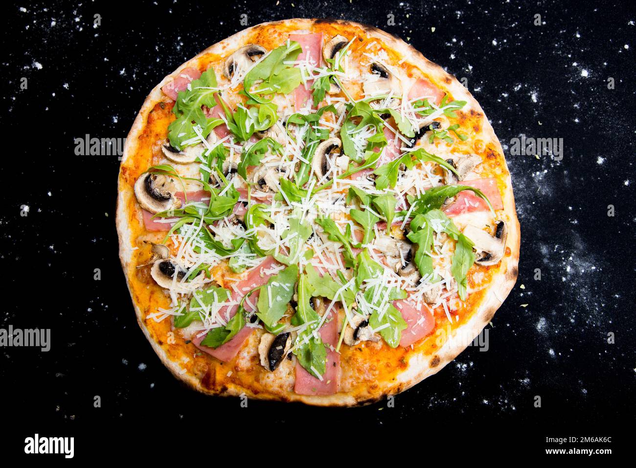 Funghi e prociutto pizza. Pizza napoletana con salsa di pomodoro, formaggio, prosciutto, funghi e verdure. Autentica ricetta italiana. Foto Stock