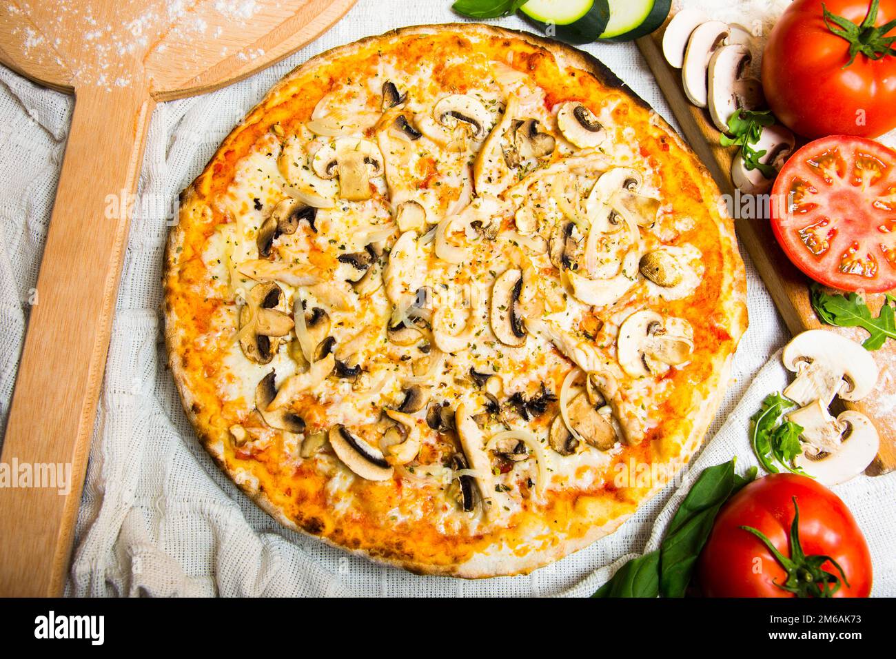 Funghi e prociutto pizza. Pizza napoletana con salsa di pomodoro, formaggio, prosciutto, funghi e verdure. Autentica ricetta italiana. Foto Stock