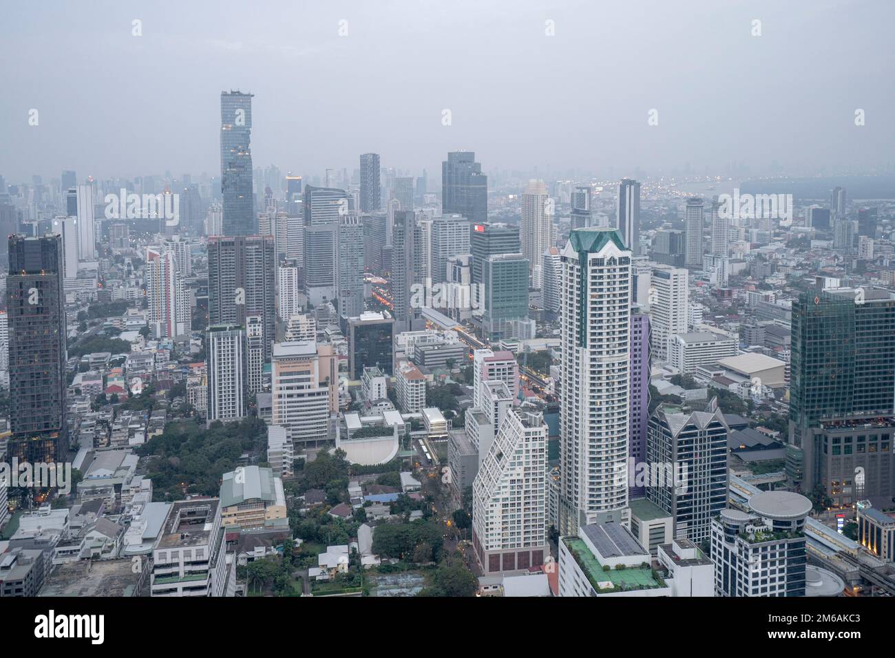 Vista aerea dello skyline di Bangkok con l'edificio Condominium della Sathorn House Foto Stock