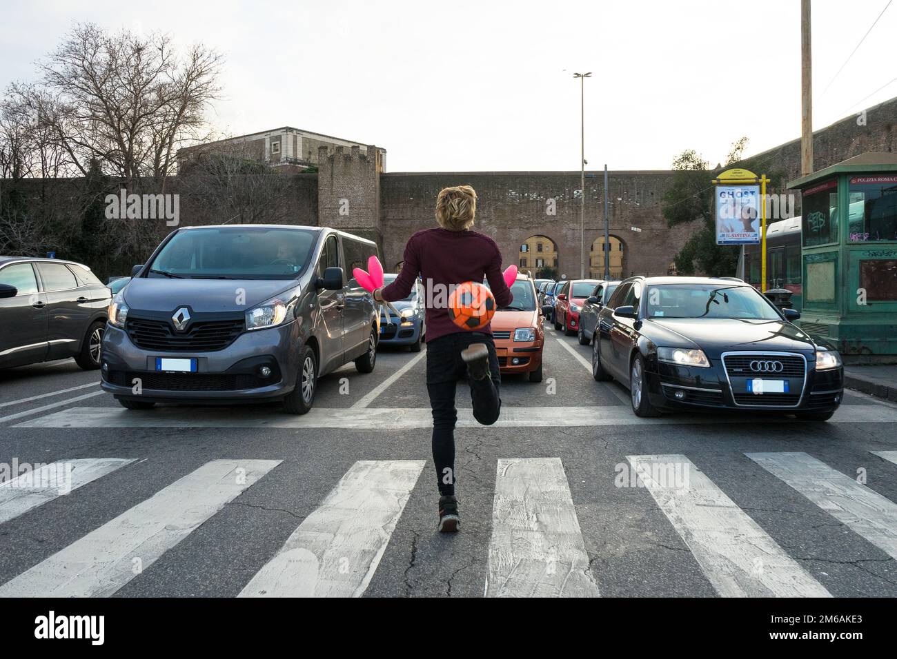 Roma, Italia, Europa: Giochi di abilità al semaforo Foto Stock