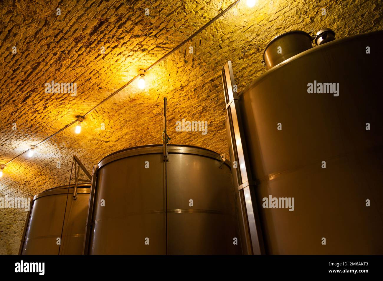 Vasche di vino in una vecchia azienda vinicola Foto Stock