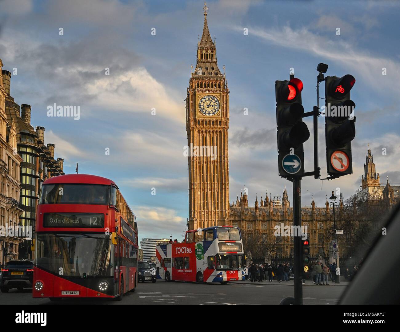 Guida in auto intorno a Parliament Square fuori dal Big ben e dalle Houses of Parliament nel centro di Londra, Regno Unito. Gennaio 2023. Foto Stock
