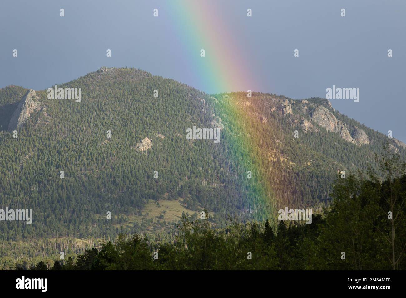 Un arcobaleno in montagna. Foto Stock