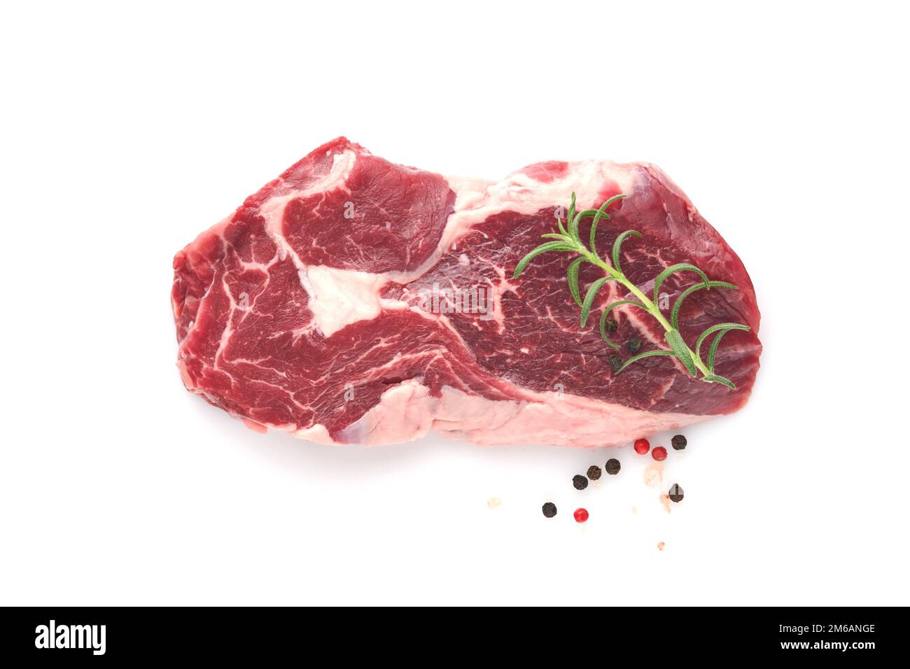 Bistecca cruda isolata su bianco. Bistecca di carne alla griglia a fette New York o Ribeye con spezie rosmarino e pepe su sfondo bianco. Vista dall'alto. Beffa. Foto Stock