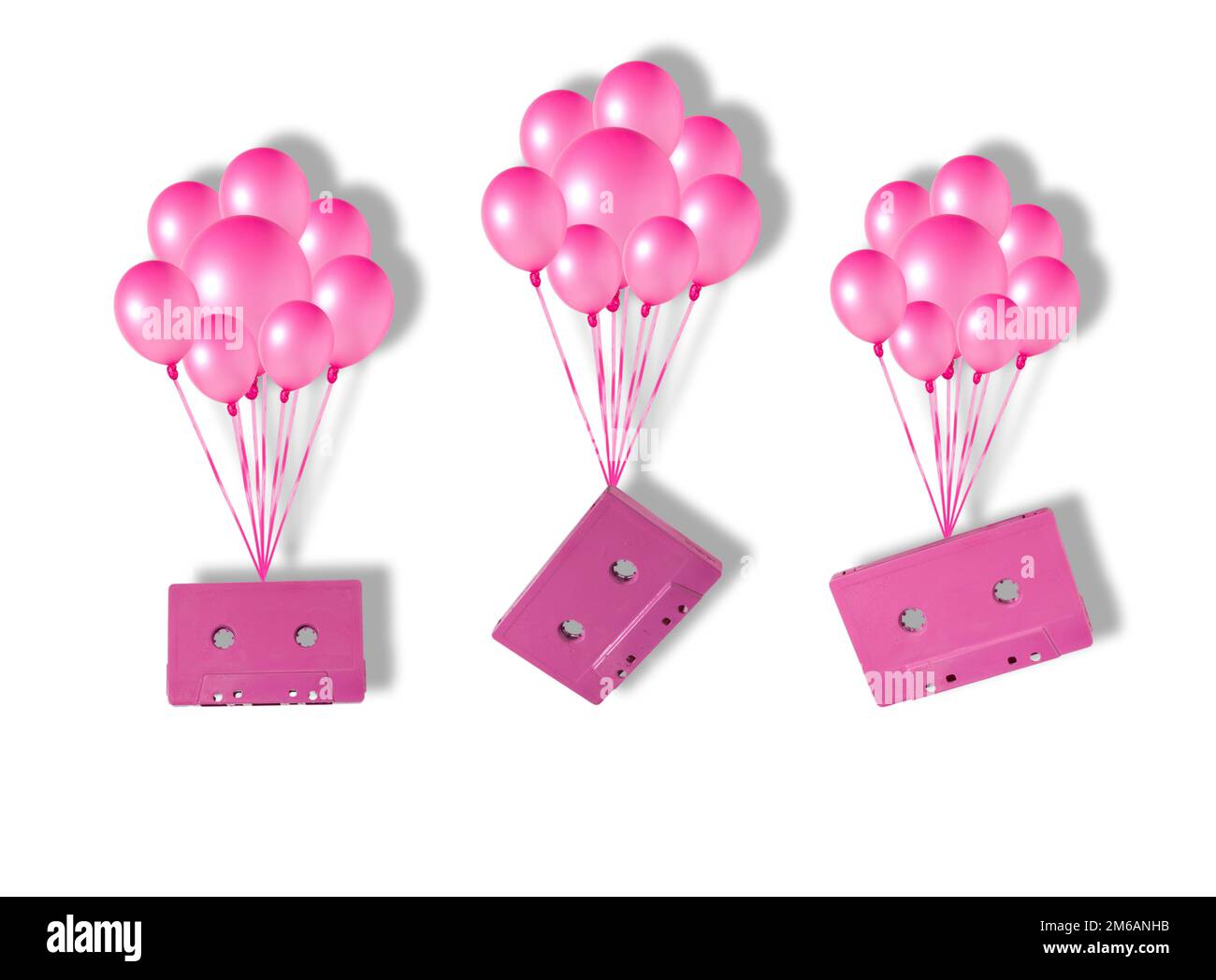 tre cassette musicali retrò che volano con palloncini, design artistico creativo Foto Stock
