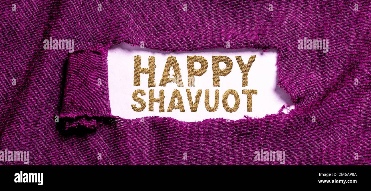 Testo che mostra l'ispirazione Happy Shavuot. Foto concettuale festa ebraica commemorativa della rivelazione dei dieci Comandamenti Foto Stock