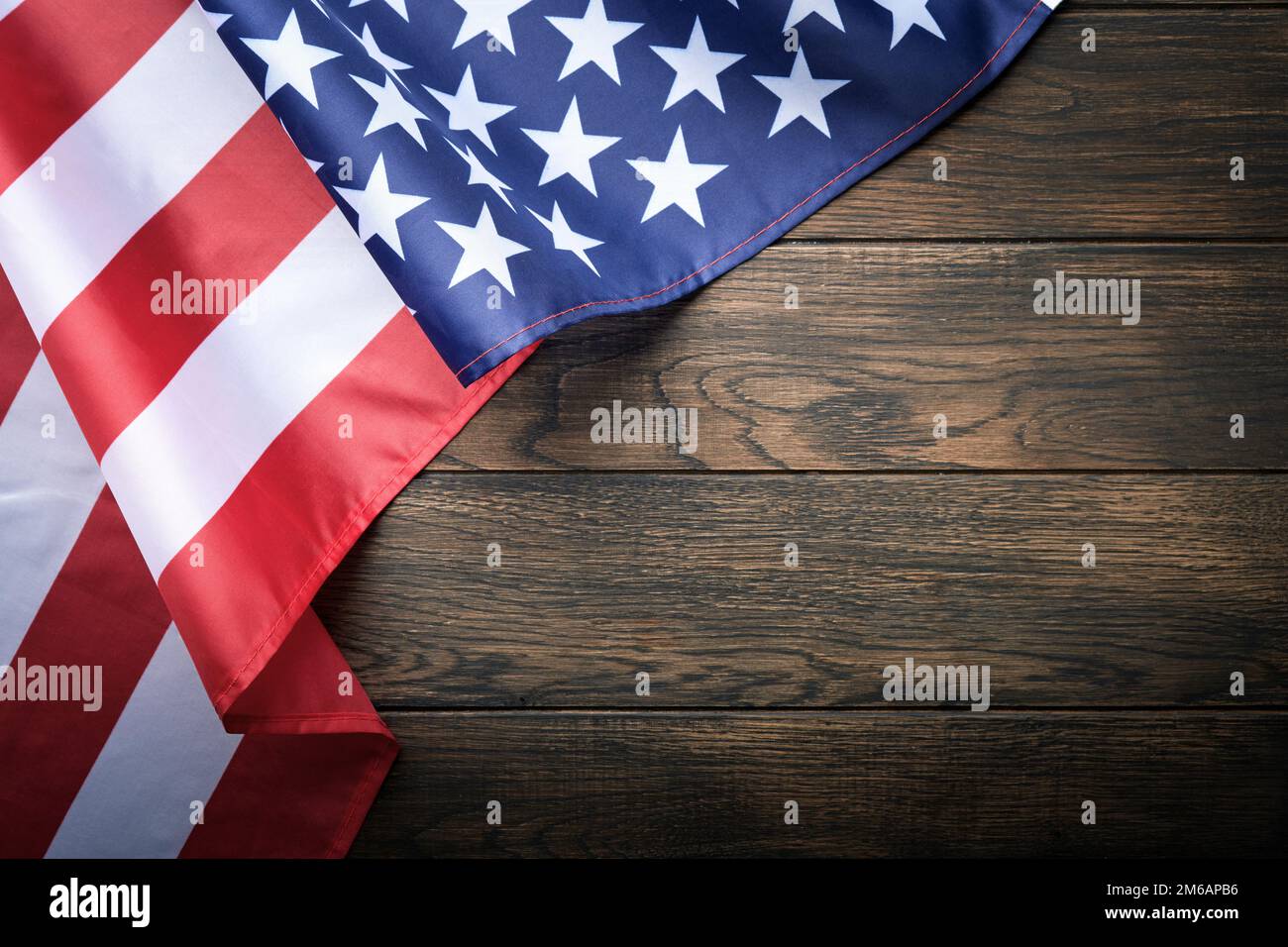 Bandiera americana su vecchio sfondo di legno con spazio copia. Primo piano per il Memorial Day o il 4th luglio o Happy Martin Luther King jr Day. Vista dall'alto. Copia sp Foto Stock