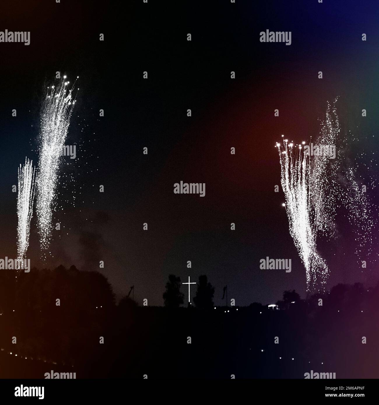 Fuochi d'artificio di notte, croce illuminata sull'Osterberg, festa di Pasqua, Domenica di Pasqua, Luegde, Renania settentrionale-Vestfalia, Germania Foto Stock