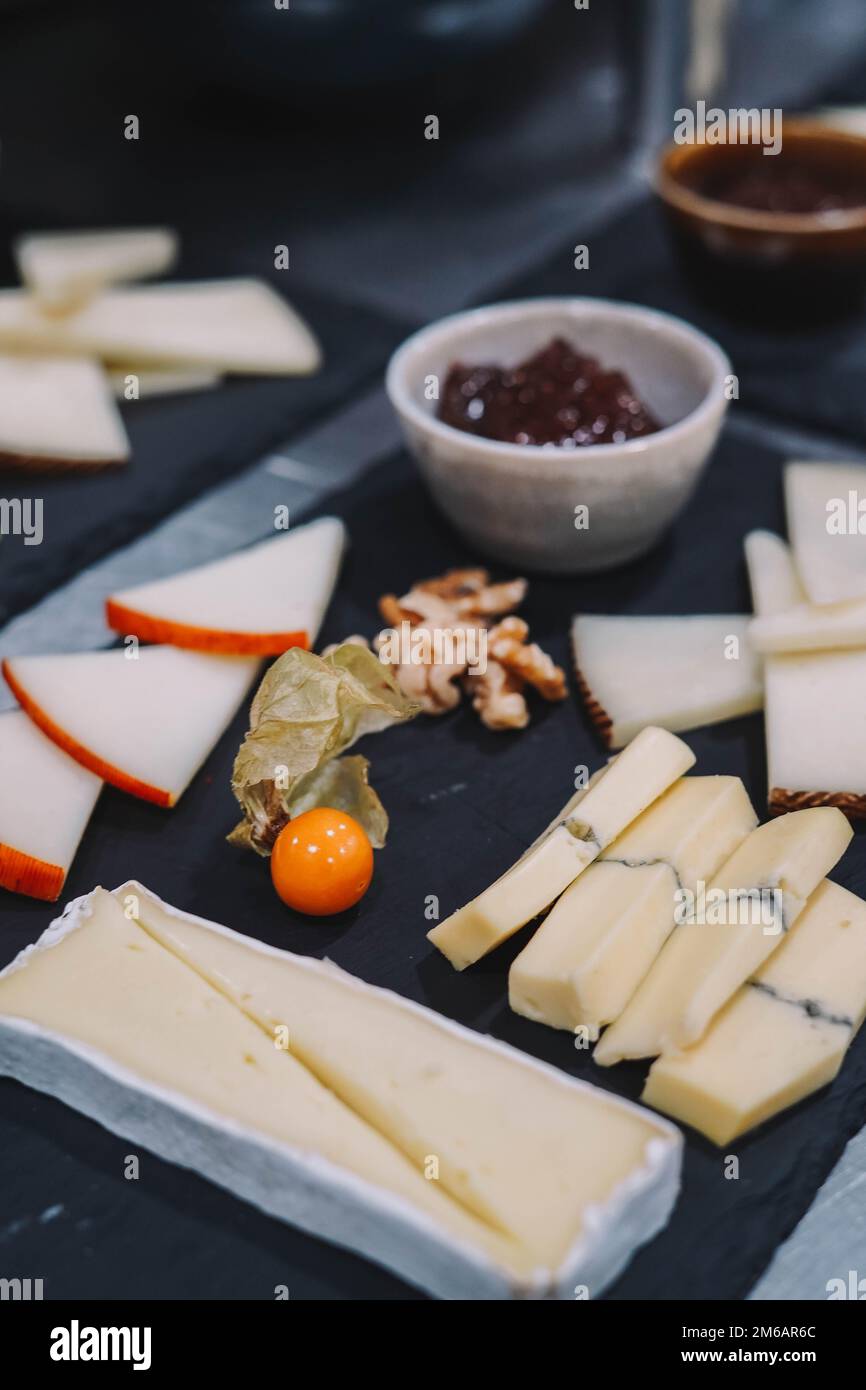Tavolo con diversi tipi di formaggi europei Foto Stock