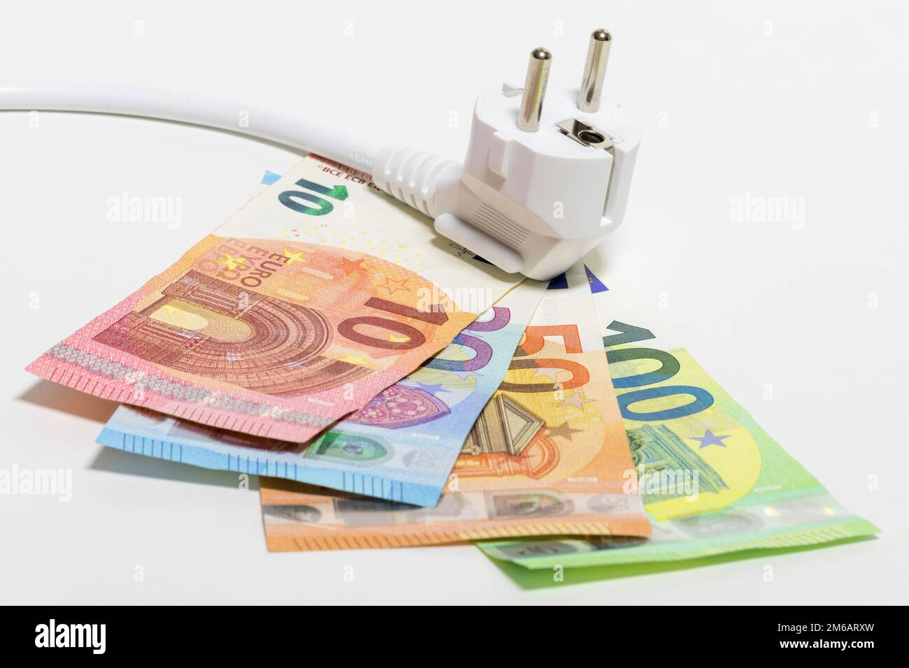 Banconote, immagine simbolo, costi energetici, costi elettrici, spina, cavo di alimentazione Foto Stock