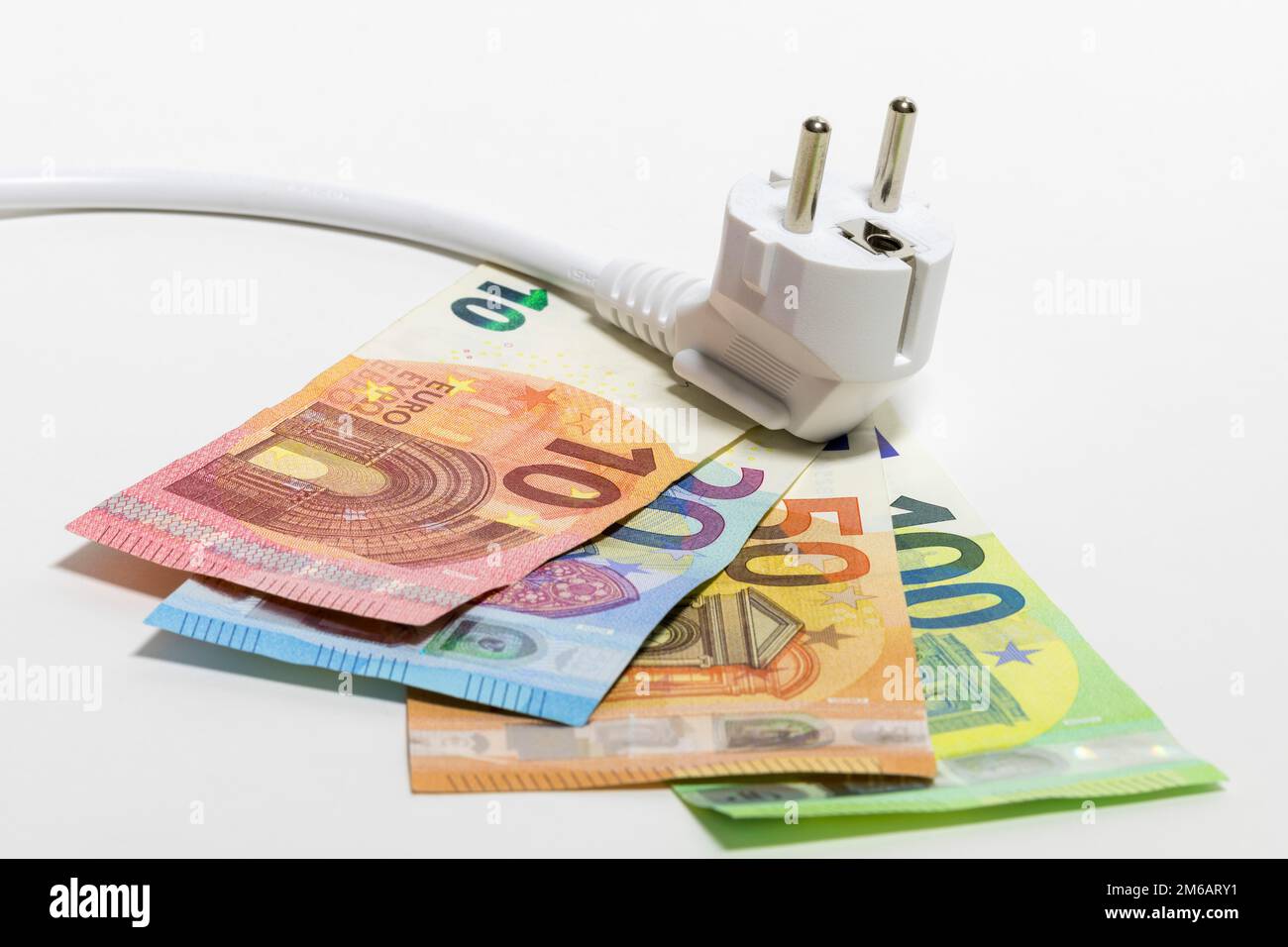 Banconote, immagine simbolo, costi energetici, costi elettrici, spina, cavo di alimentazione Foto Stock