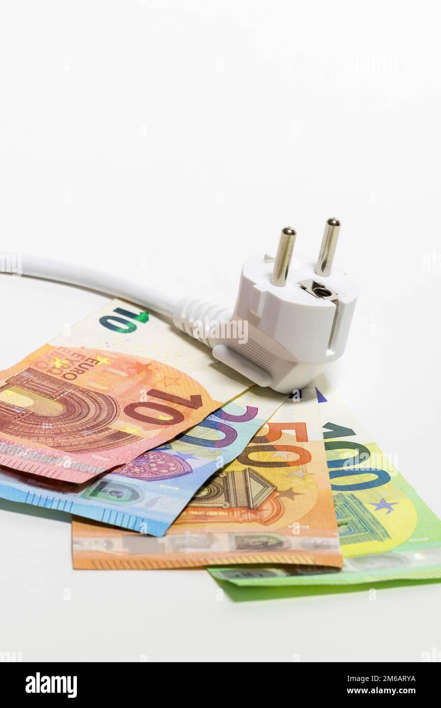 Banconote, immagine simbolo, costi energetici, costi elettrici, spina, cavo di alimentazione Foto Stock