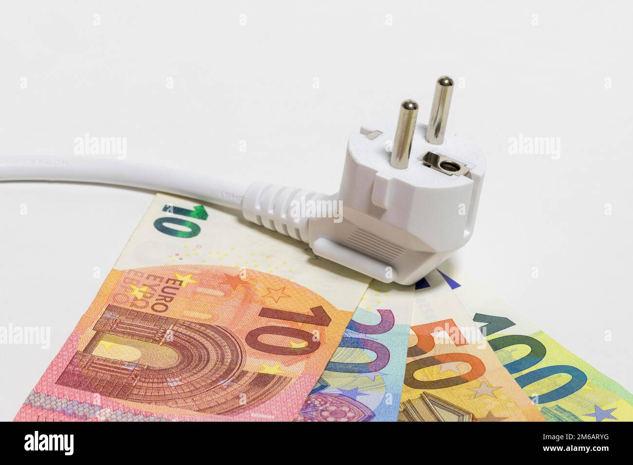 Banconote, immagine simbolo, costi energetici, costi elettrici, spina, cavo di alimentazione Foto Stock
