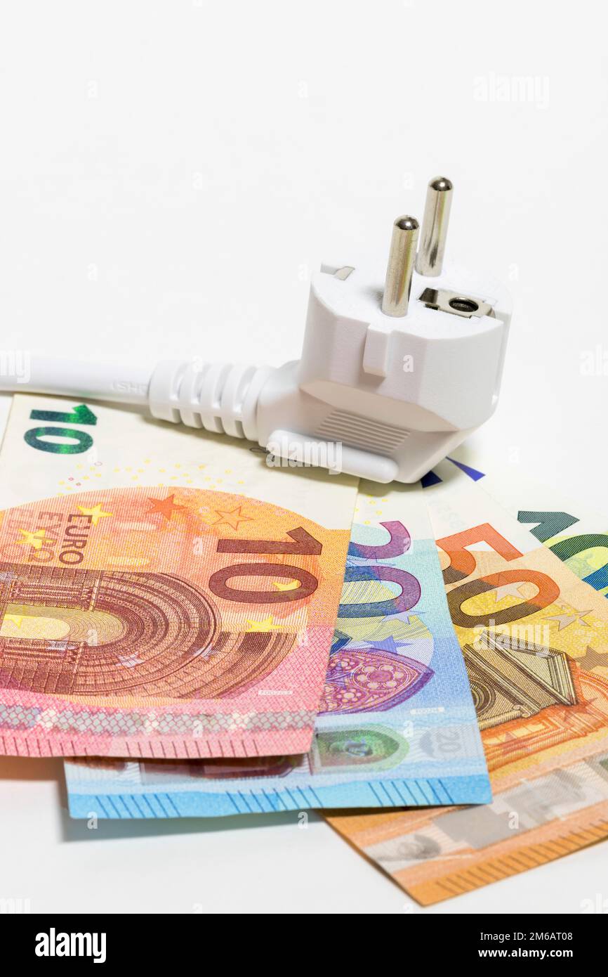 Banconote, immagine simbolo, costi energetici, costi elettrici, spina, cavo di alimentazione Foto Stock