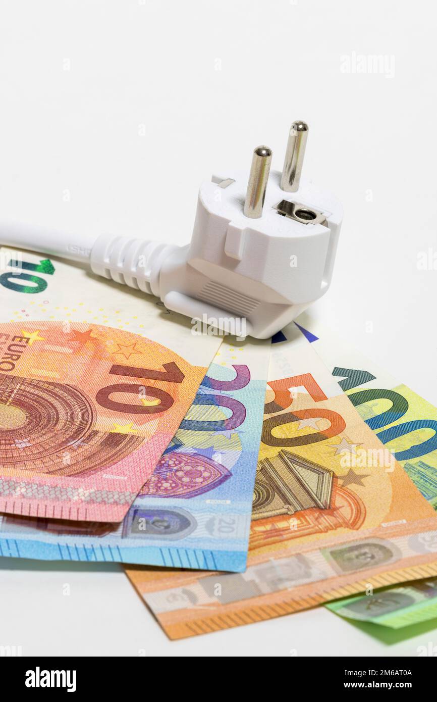 Banconote, immagine simbolo, costi energetici, costi elettrici, spina, cavo di alimentazione Foto Stock